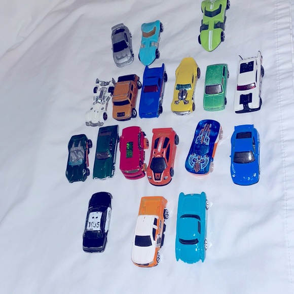 18 Pcs of Hotwheels and Maisto Cars from 2001-2019 - Picture 1 of 3